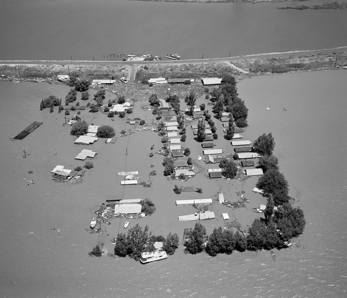 historical black and white photo of 1972 Isleton California flood