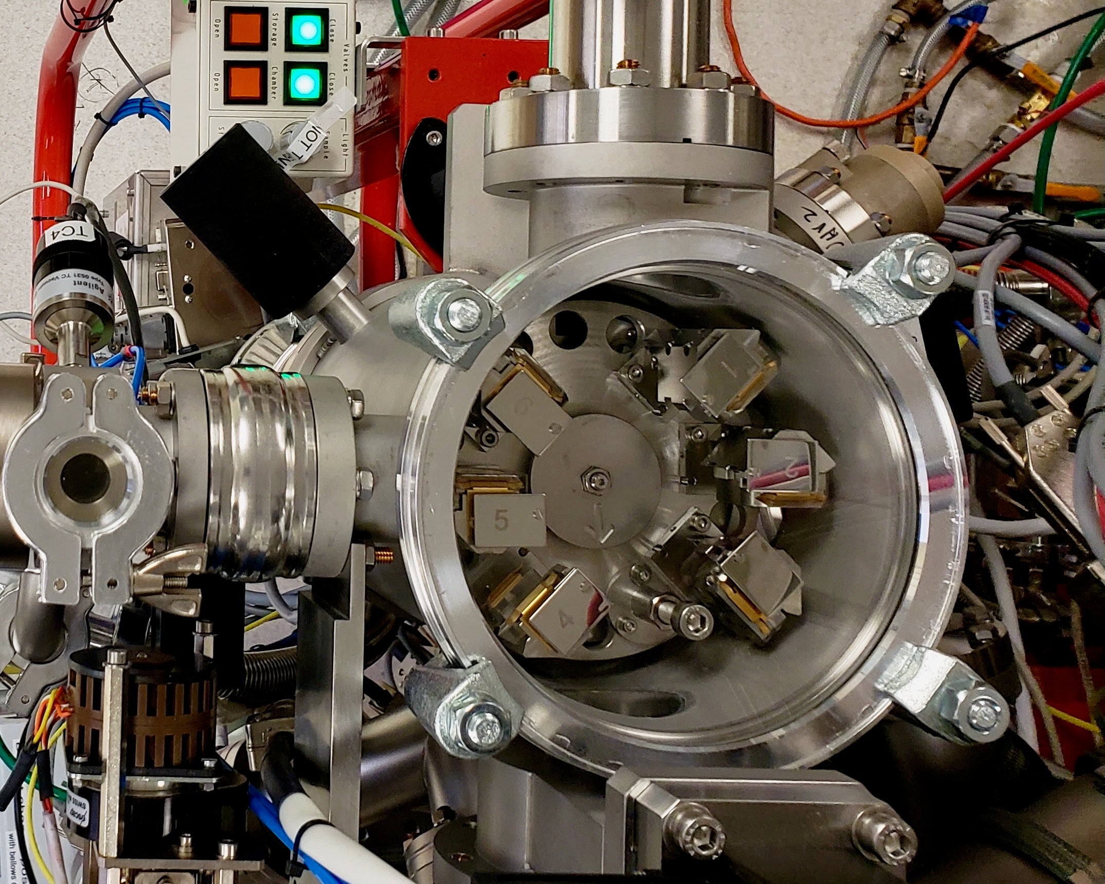 The chamber of an ion microprobe with internal rotor, valves, and wiring