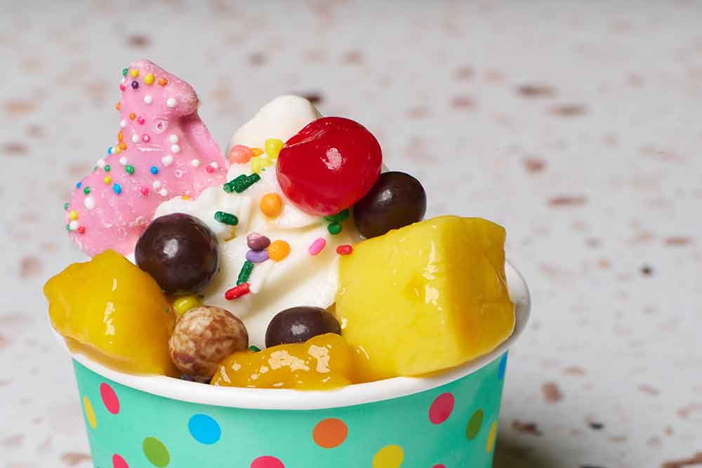 Frozen yogurt with toppings