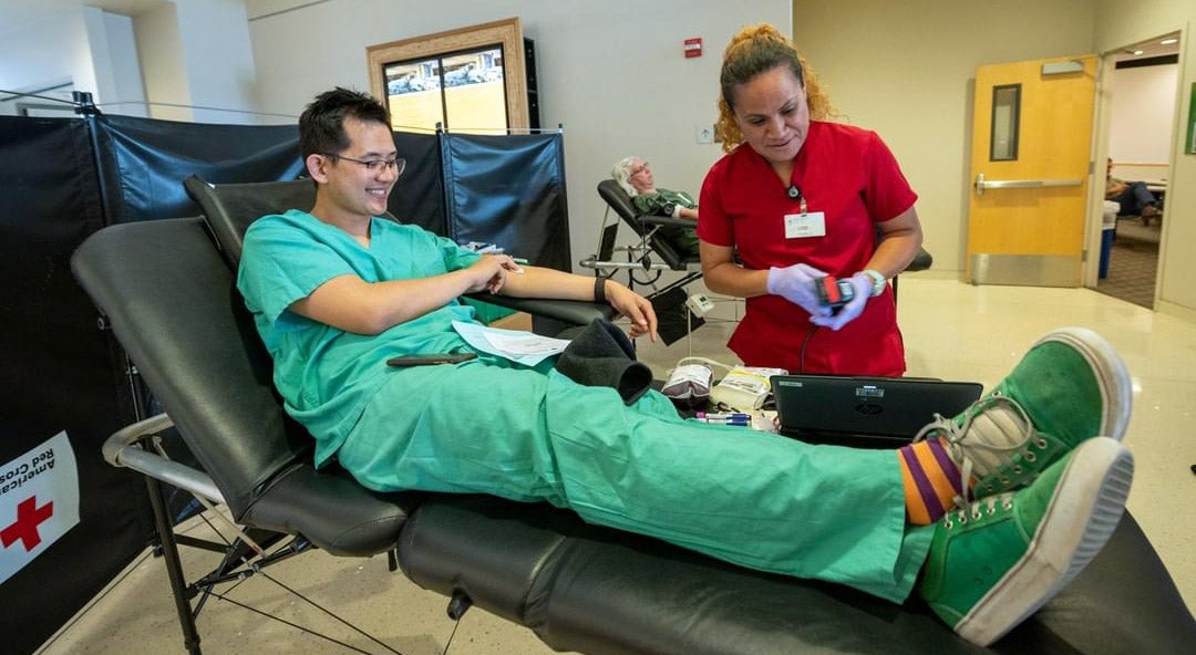 Donor gives blood