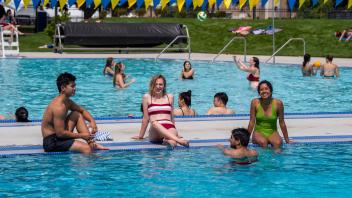 Foor students enjoy the sun and water of the UC Davis rec pool