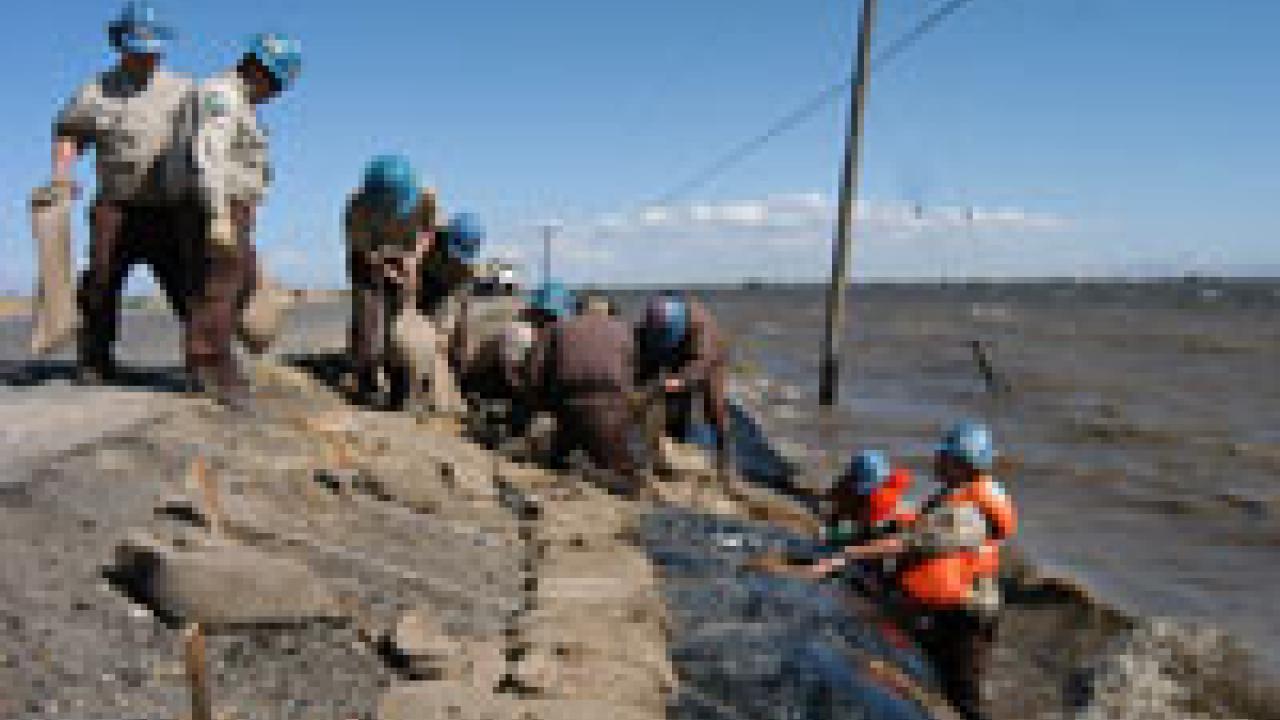 California Conservation Corps workers pile sandbags to shore up a levee during flooding on the delta&rsquo;s Jones Tract in 2004.