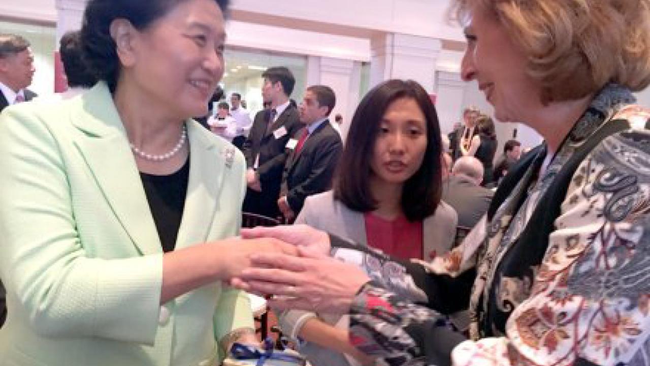 Photo: The vice premier and the chancellor exchange gifts.