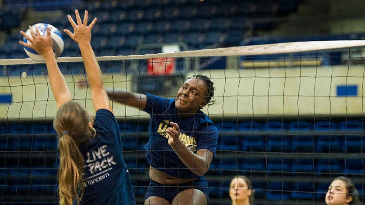 Kelechi Ohiri at the net during a volleyball practice