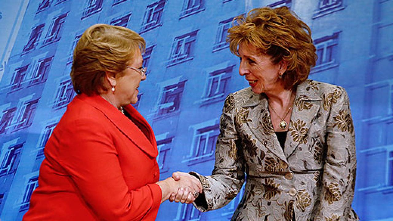 Photo: Two women shaking hands