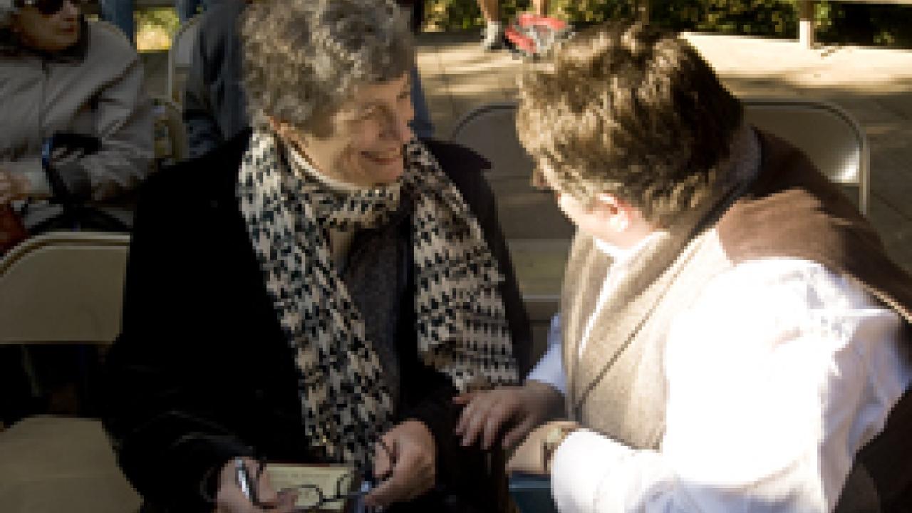 el Munger talks with professor emerita and poet Sandra Gilbert after their joint poetry reading in the arboretum Nov. 12. 