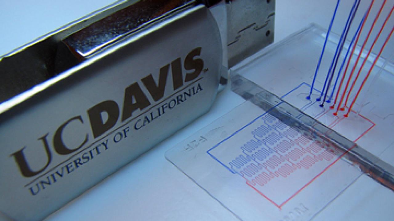 Photo: USB device next to a plastic chip with markings 