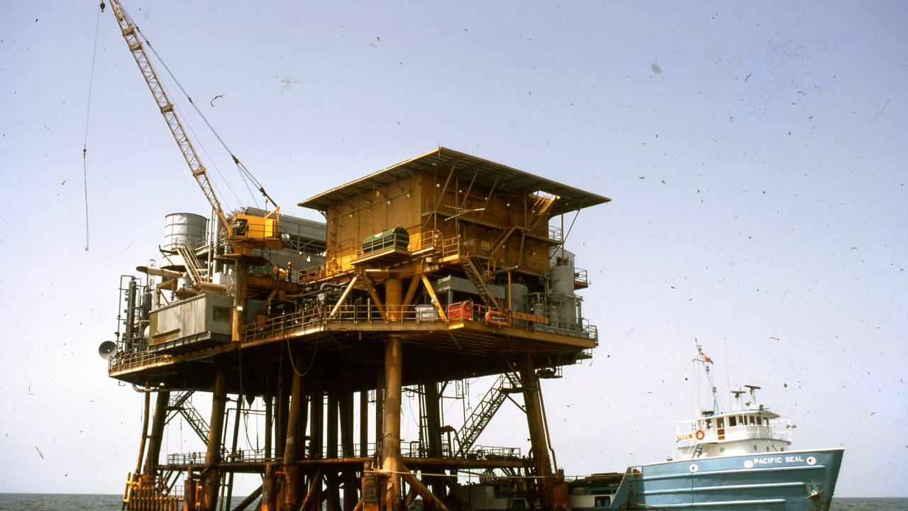 Oil well rigger ocean 