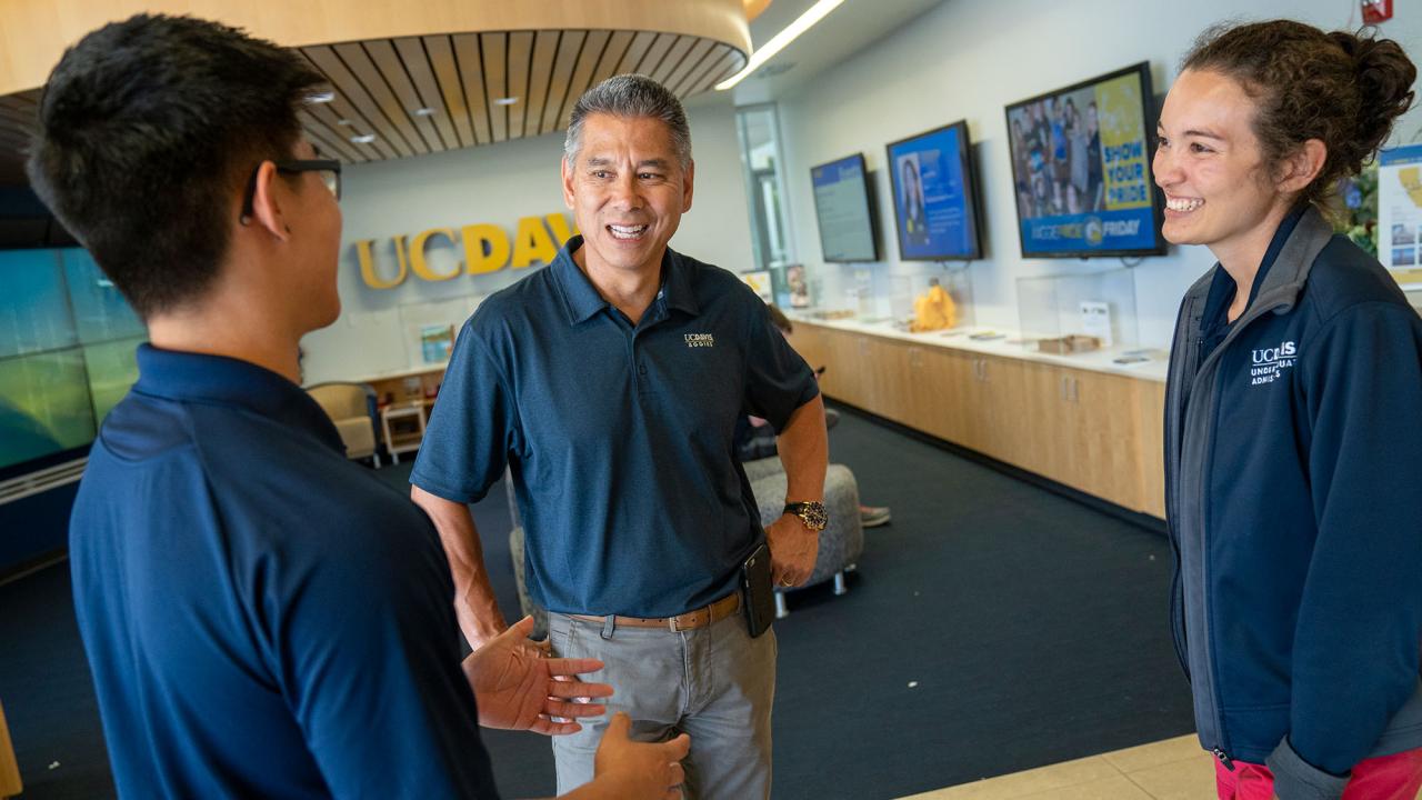 Police Chief Joe Farrow talks to students in the UC Davis Welcome Center in 2018.