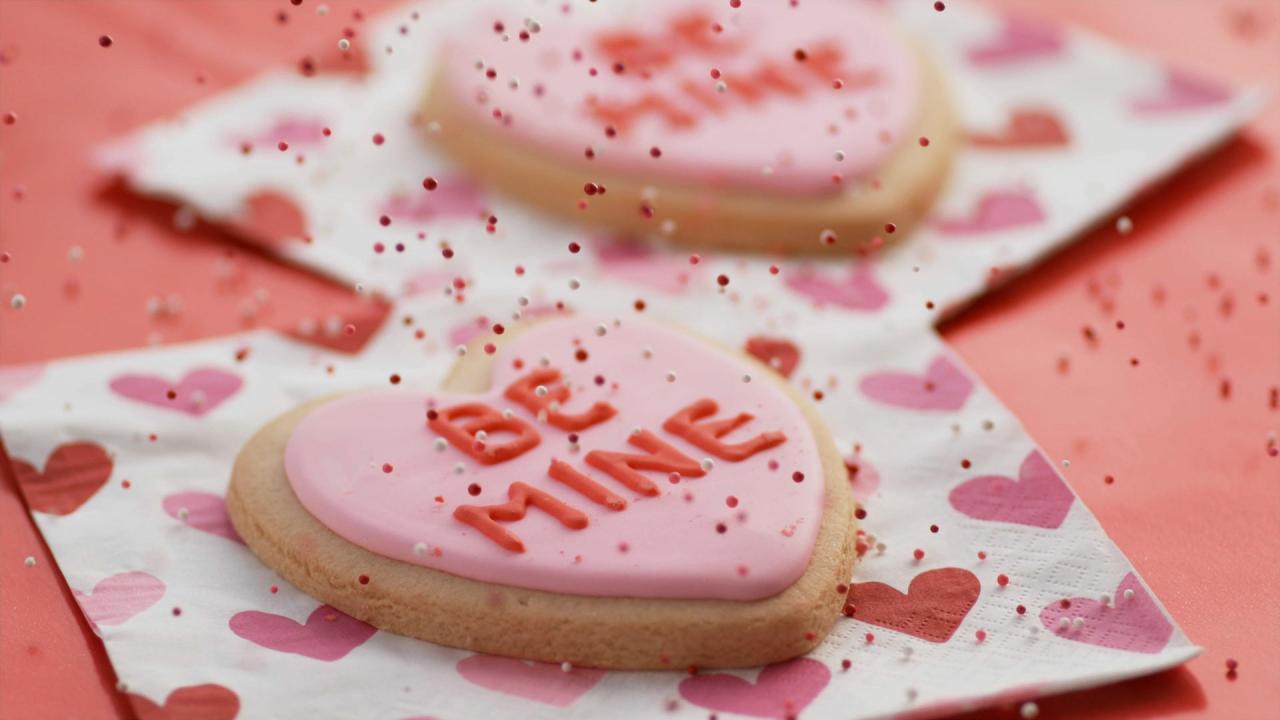 Valentine cookie reading "Be Mine"