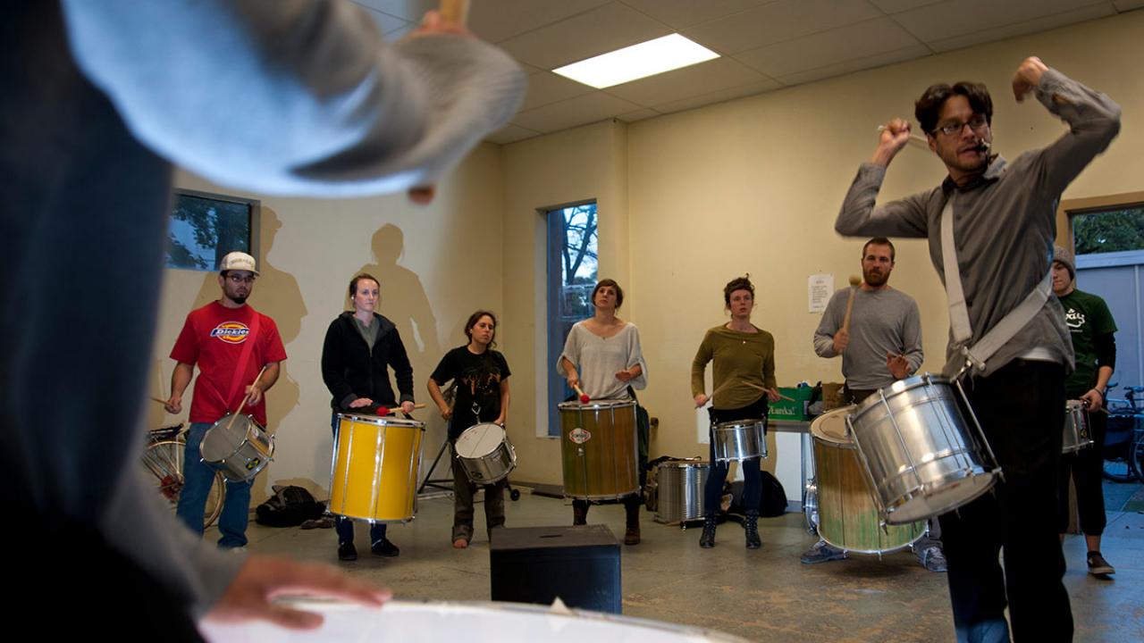 Samba class with several drummers in a circle