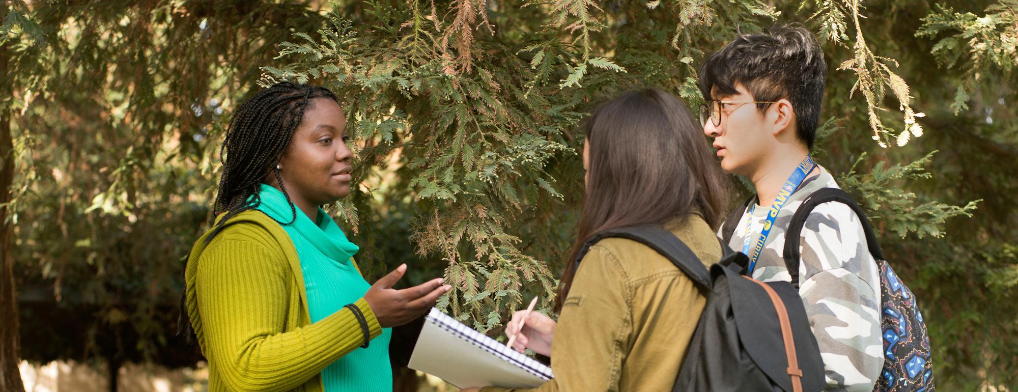 A PHD candidate discusses the Arboretum with students